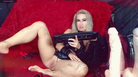 Snapshot of lauracrystall chatting on 10.08.25 LauraCrystall online show from 10.08.25