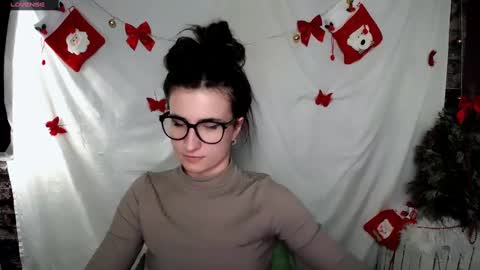 Snapshot of lauradre_ chatting on 01.05.25 Laura online show from 01.05.25