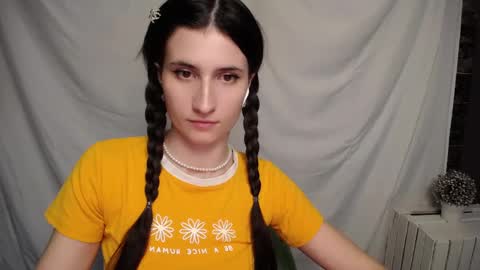Snapshot of lauradre_ chatting on 02.05.25 Laura online show from 02.05.25