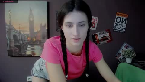 Snapshot of lauradre_ chatting on 02.07.25 Laura online show from 02.07.25