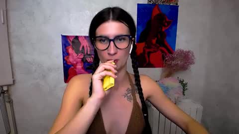 Snapshot of lauradre_ chatting on 09.20.25 Laura online show from 09.20.25