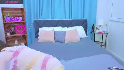 Snapshot of lauraellinss chatting on 10.07.25 Laura online show from 10.07.25