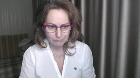 Lauraoven1 online show from 01.05.25