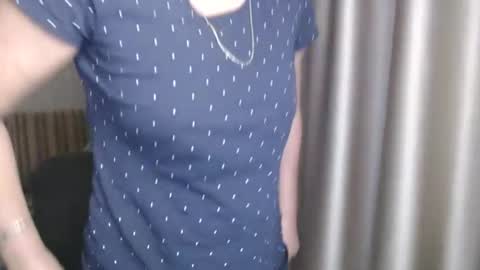 Lauraoven1 online show from 01.17.25