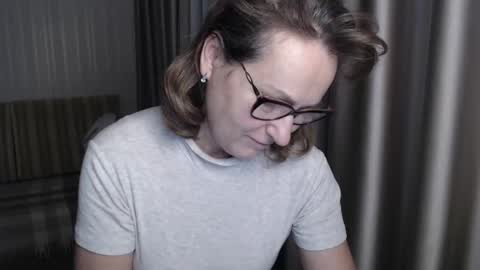 Lauraoven1 online show from 01.18.25