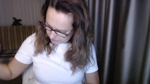 Lauraoven1 online show from 10.28.25