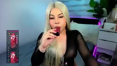 Snapshot of laurasinclair chatting on 12.26.24 Your sweet Laura online show from 12.26.24