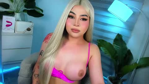 Snapshot of laurasinclair chatting on 01.27.25 Your sweet Laura online show from 01.27.25