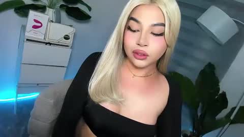 Snapshot of laurasinclair chatting on 03.04.25 Your sweet Laura online show from 03.04.25