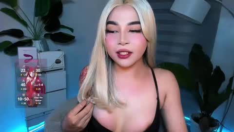 Snapshot of laurasinclair chatting on 03.05.25 Your sweet Laura online show from 03.05.25