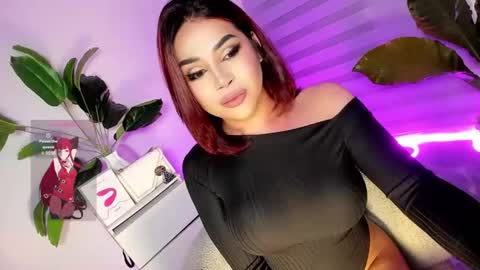 Snapshot of laurasinclair chatting on 03.12.25 Your sweet Laura online show from 03.12.25