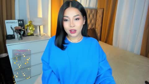 Snapshot of laurasinclair chatting on 10.12.25 Your sweet Laura online show from 10.12.25