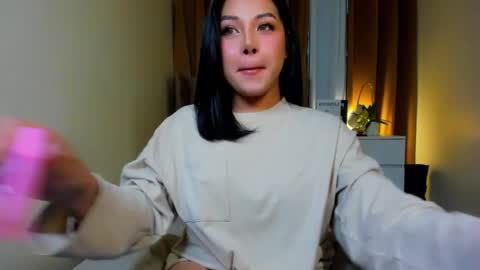 Snapshot of laurasinclair chatting on 12.01.25 Your sweet Laura online show from 12.01.25