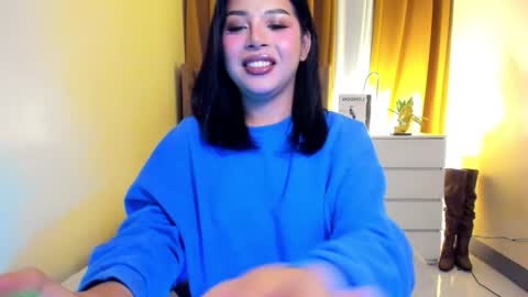 Snapshot of laurasinclair chatting on 12.03.25 Your sweet Laura online show from 12.03.25