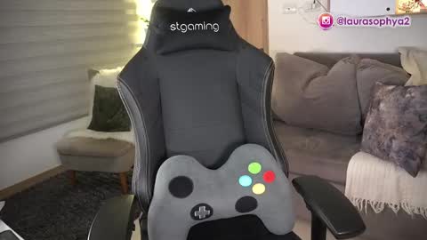 Snapshot of laurasophya chatting on 02.12.25 Laura online show from 02.12.25