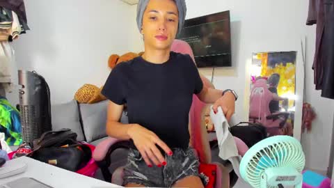 Snapshot of laurencesophiets chatting on 06.19.26 SF online show from 06.19.26