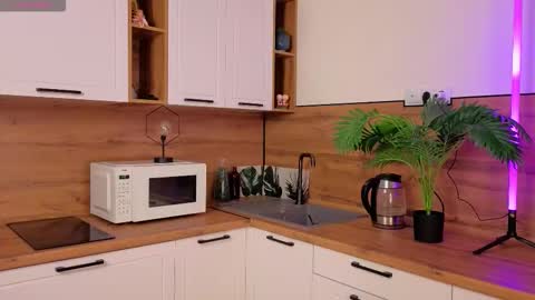 Snapshot of lauriegutierrez chatting on 12.04.25 Laura online show from 12.04.25