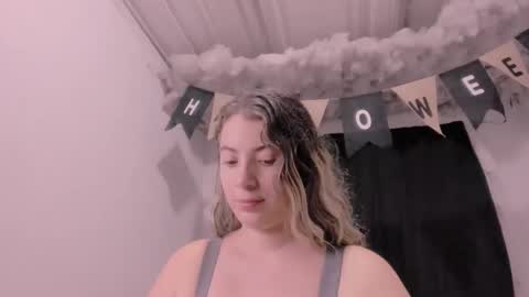 Lauu G online show from 10.31.25