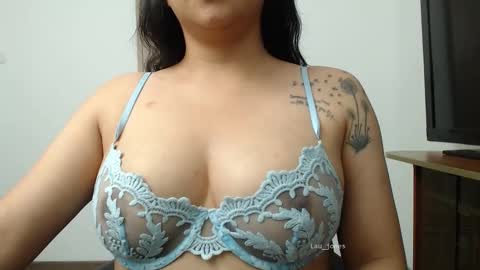 Snapshot of lauu_jones chatting on 11.26.25 Laura online show from 11.26.25