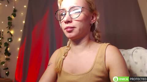 Snapshot of lavinell chatting on 03.16.26 Mia online show from 03.16.26