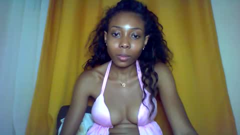 Snapshot of layannek chatting on 11.28.25 layannek online show from 11.28.25