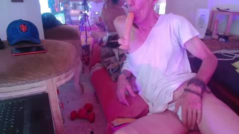 Snapshot of laye19 chatting on 01.21.25 Laye19 online show from 01.21.25