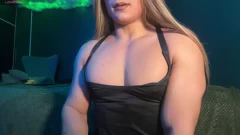 Snapshot of layla_dominac chatting on 06.26.26 Layla help me with your thumbs up its important online show from 06.26.26