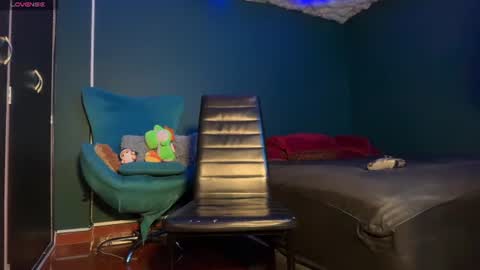 Snapshot of layla_dominac chatting on 07.10.26 Layla help me with your thumbs up its important online show from 07.10.26