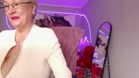 Layla online show from 12.20.25