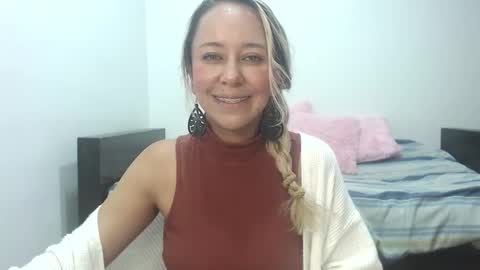 Snapshot of leah_susman chatting on 10.21.25 leah_susman online show from 10.21.25