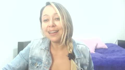 Snapshot of leah_susman chatting on 12.04.25 leah_susman online show from 12.04.25