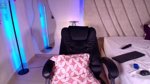 Instagram Leahprada  online show from 01.02.25