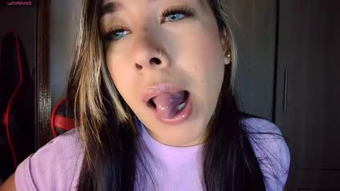 Snapshot of leahtemptation chatting on 04.11.26 leah online show from 04.11.26