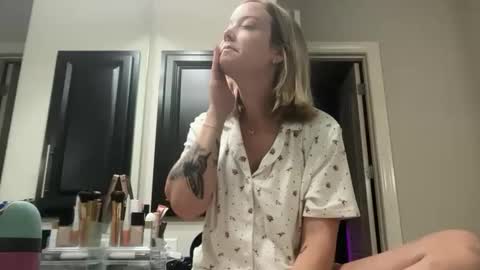 Snapshot of leanneluxecouple chatting on 11.03.25 leanneluxecouple online show from 11.03.25