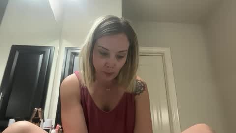 Snapshot of leanneluxecouple chatting on 11.05.25 leanneluxecouple online show from 11.05.25