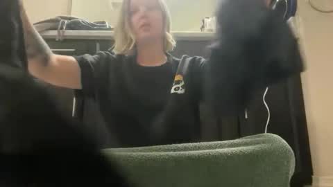 Snapshot of leanneluxecouple chatting on 11.17.25 leanneluxecouple online show from 11.17.25