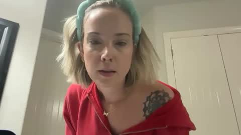 Snapshot of leanneluxecouple chatting on 11.18.25 leanneluxecouple online show from 11.18.25