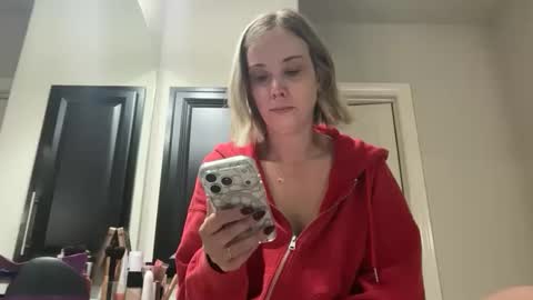 Snapshot of leanneluxecouple chatting on 11.20.25 leanneluxecouple online show from 11.20.25