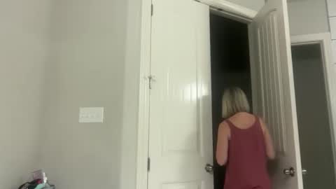 Snapshot of leanneluxecouple chatting on 11.24.25 leanneluxecouple online show from 11.24.25