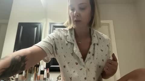 Snapshot of leanneluxecouple chatting on 12.02.25 leanneluxecouple online show from 12.02.25