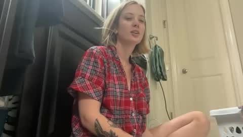 Snapshot of leanneluxecouple chatting on 12.03.25 leanneluxecouple online show from 12.03.25