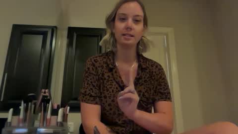 Snapshot of leanneluxecouple chatting on 12.05.25 leanneluxecouple online show from 12.05.25