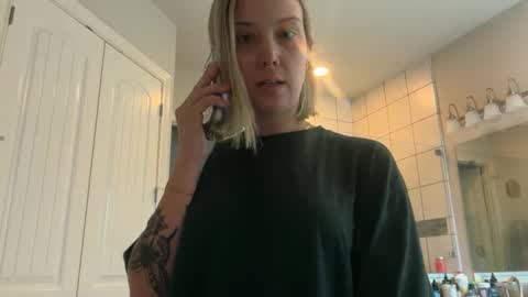 Snapshot of leanneluxecouple chatting on 12.14.25 leanneluxecouple online show from 12.14.25