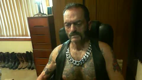 Snapshot of leathergreaser chatting on 01.01.25 leathergreaser online show from 01.01.25