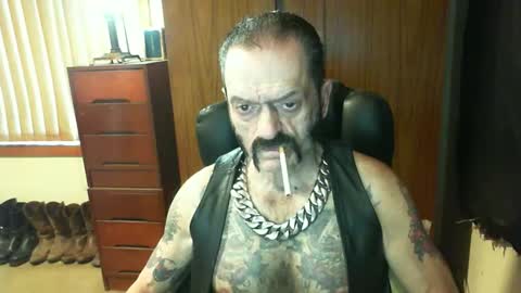 Snapshot of leathergreaser chatting on 01.04.25 leathergreaser online show from 01.04.25