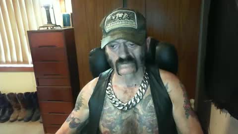 Snapshot of leathergreaser chatting on 03.10.25 leathergreaser online show from 03.10.25