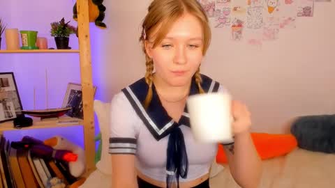 Snapshot of leazy_peasy chatting on 12.06.24 Ellie online show from 12.06.24