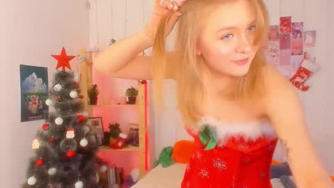 Snapshot of leazy_peasy chatting on 12.28.24 Ellie online show from 12.28.24