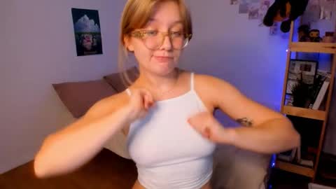 Snapshot of leazy_peasy chatting on 10.20.25 Ellie online show from 10.20.25