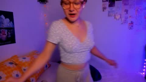 Snapshot of leazy_peasy chatting on 11.16.25 Ellie online show from 11.16.25